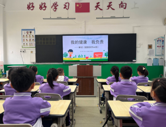 数学科课程让学生们在同步讲堂上与隶属学校的学生同上一堂课 数学科课程让学生们在同步讲堂上与隶属学校的学生同上一堂课