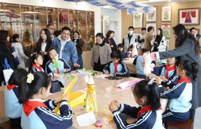 学生课堂上的专心投入文明有序生动展现了校园养成教育的育人成效 学生课堂上的专心投入文明有序生动展现了校园养成教育的育人成效