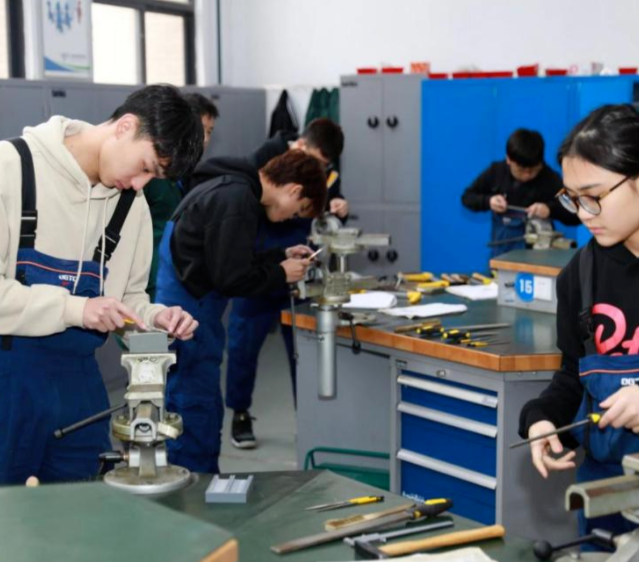 课程教育中设置企业实践环节让学生在实践检验中增加板补短板