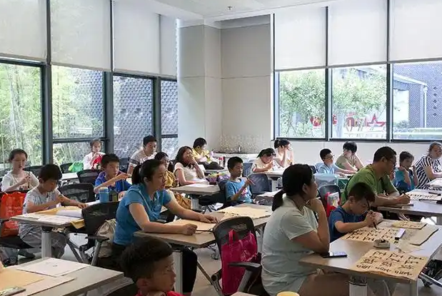 墨香氤氲笔锋流通各具特色的课后服务活动深受学生喜欢 墨香氤氲笔锋流通各具特色的课后服务活动深受学生喜欢